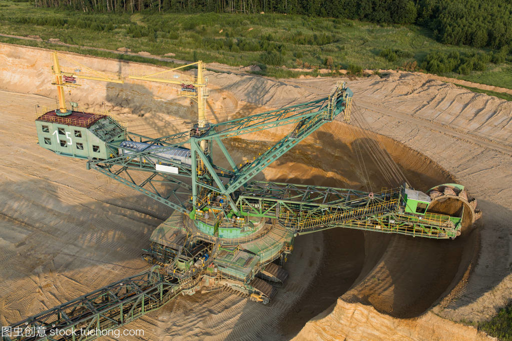 矿山工业及采石场重型设备景观鸟瞰图